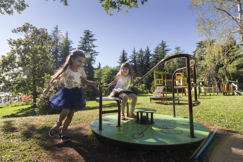 Зачем ребёнку детская площадка?